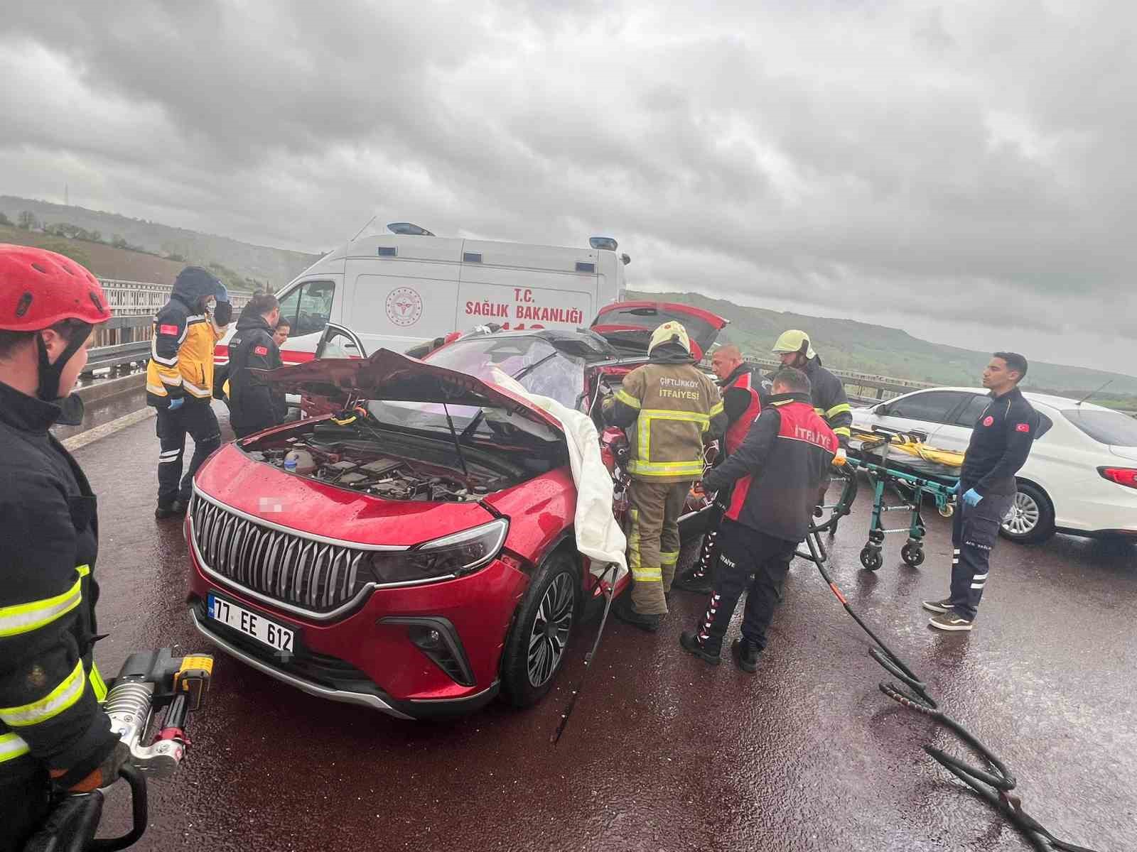 Yalova’da tır otomobille çarpıştı: 4 yaralı
