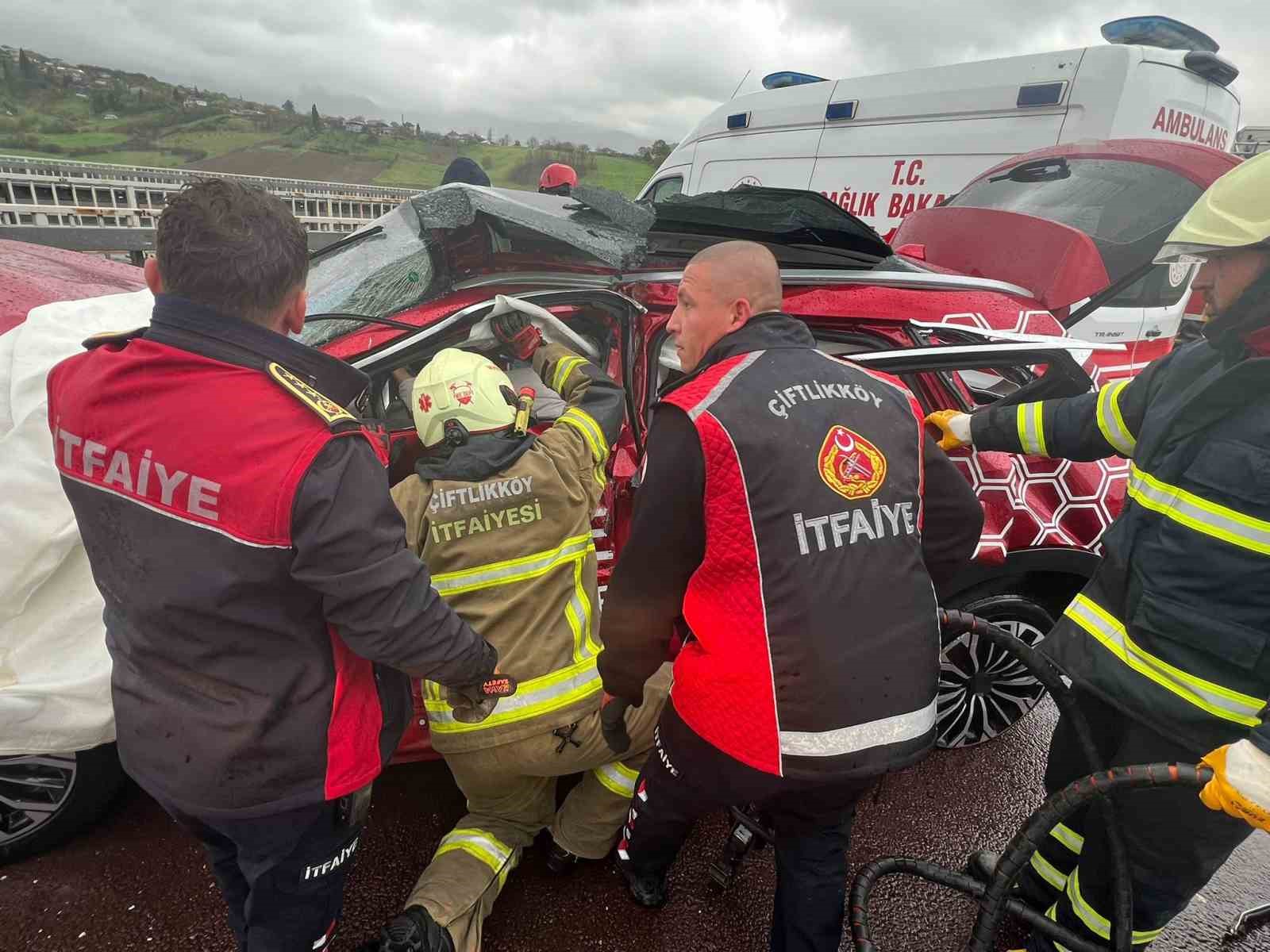 Yalova’da tır otomobille çarpıştı: 4 yaralı
