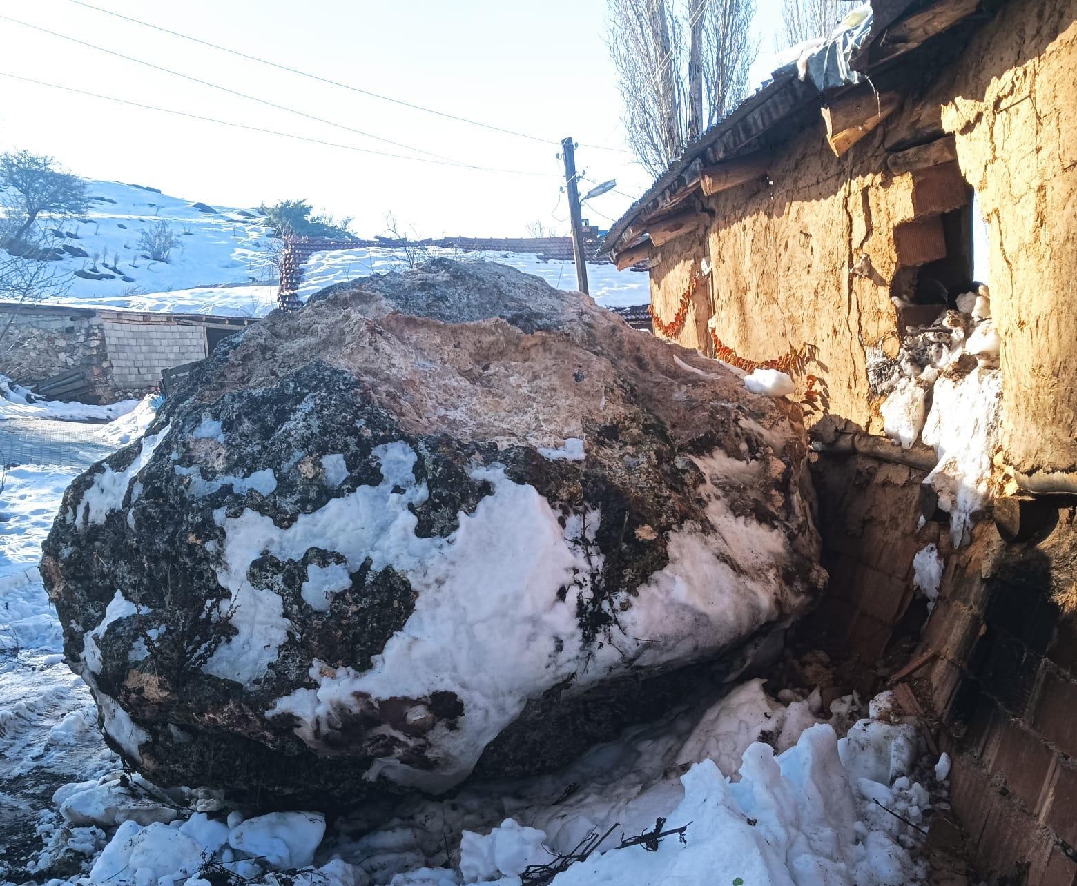 Yamaçtan kopan dev kaya neredeyse evi yıkıyordu
