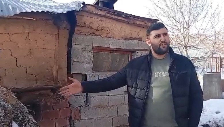 Yamaçtan kopan dev kaya neredeyse evi yıkıyordu
