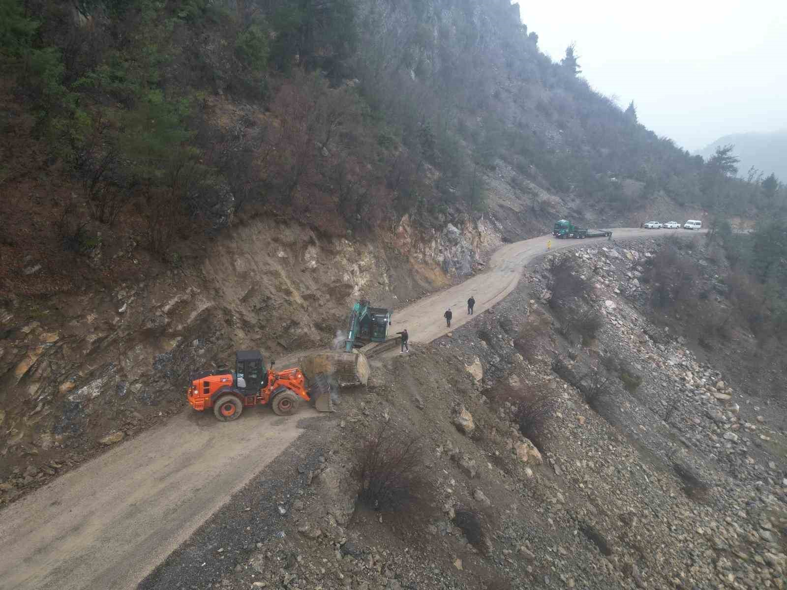 Yamaçtan kopan kaya yola düştü
