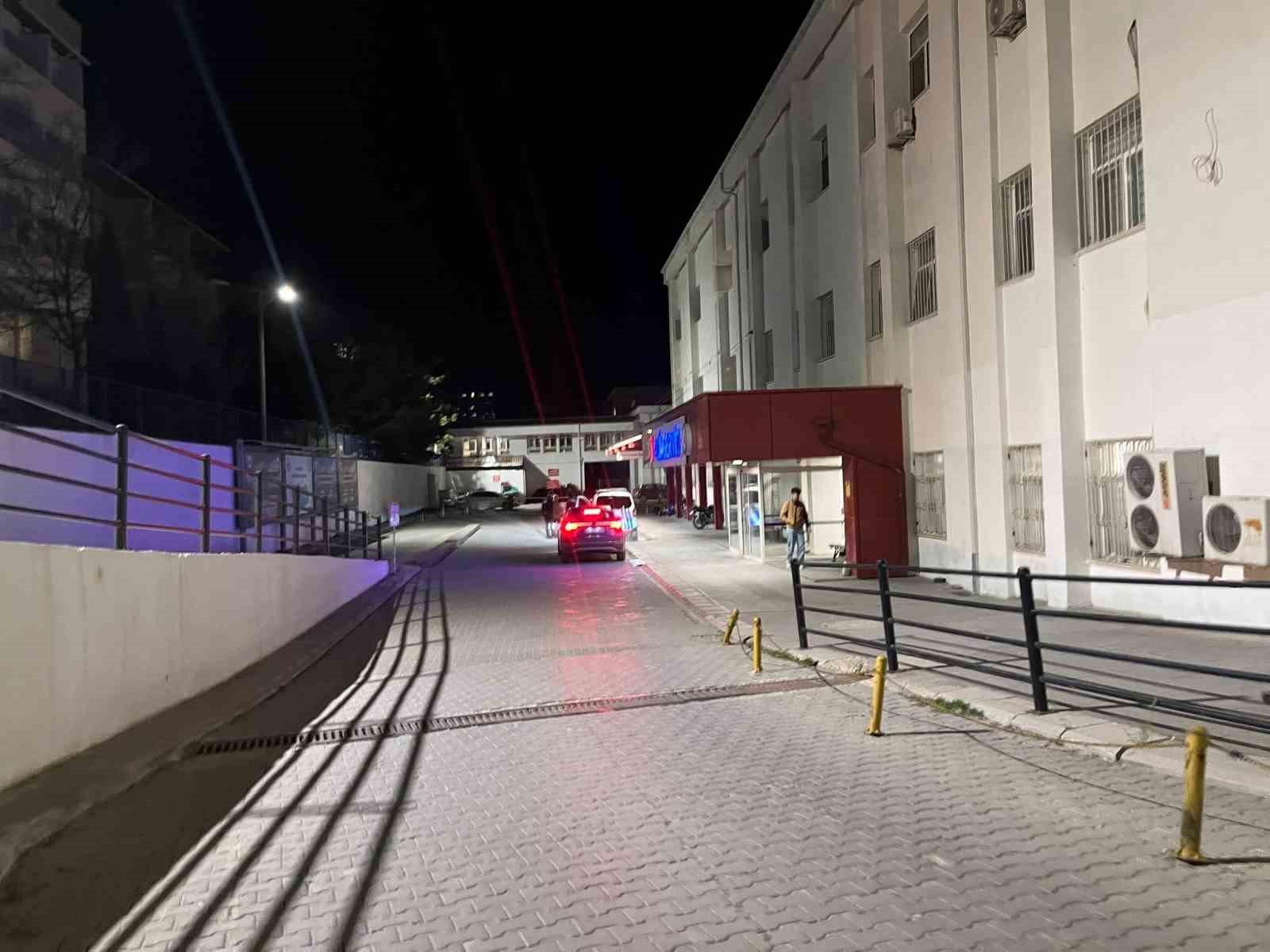 ‘Yan bakma’ kavgasında bıçaklanan 1 kişi ağrı yaralandı
