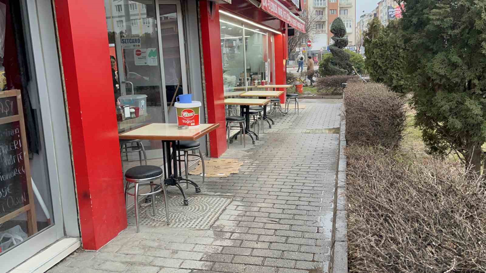 Yan bakma kavgasında biri ağır 2 kişi bıçaklanarak yaralandı
