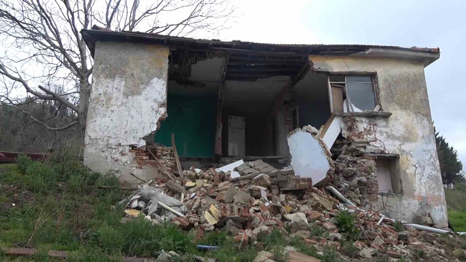 Yan parseldeki inşaat nedeniyle evsiz kaldılar
