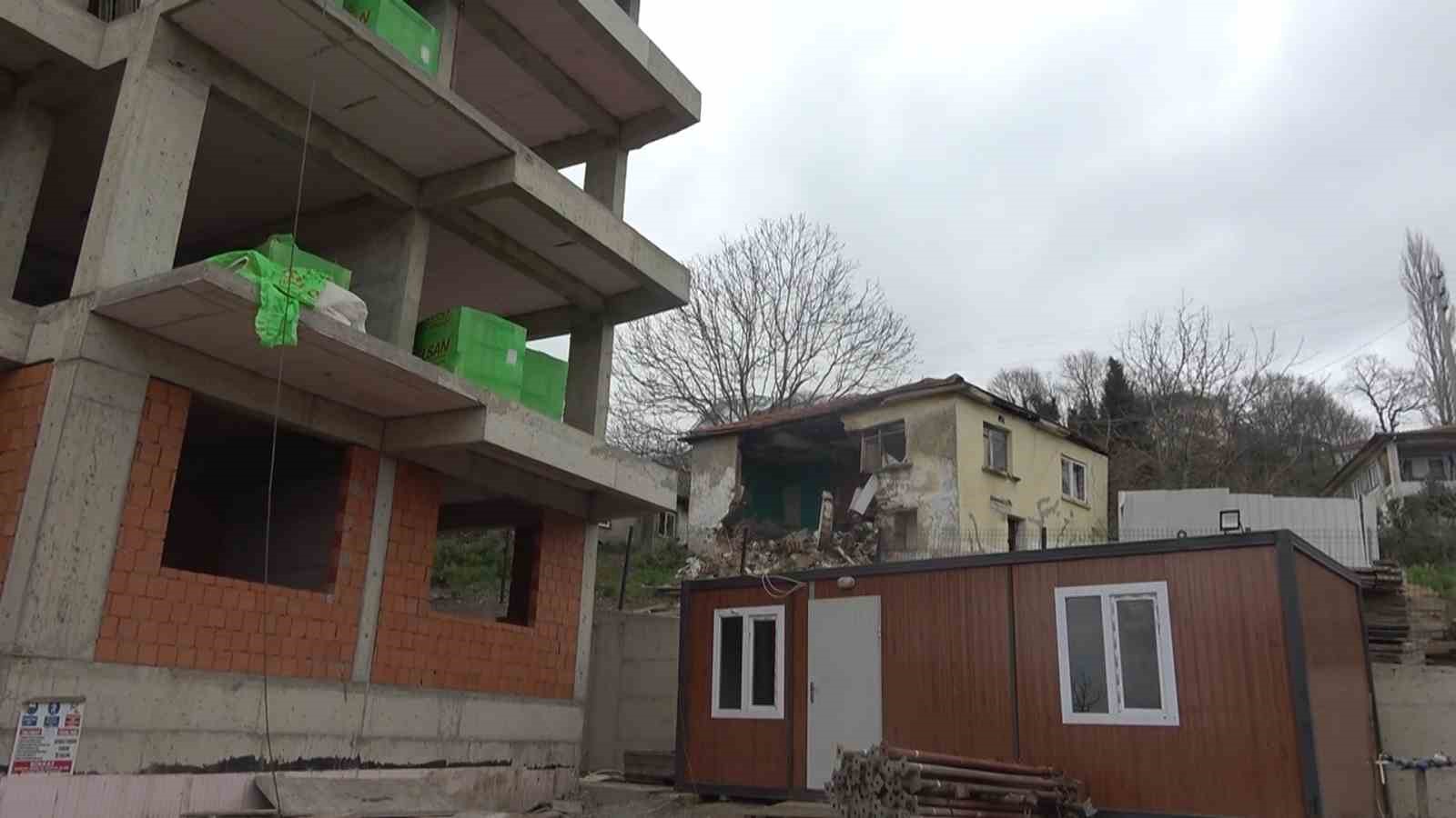 Yan parseldeki inşaat nedeniyle evsiz kaldılar
