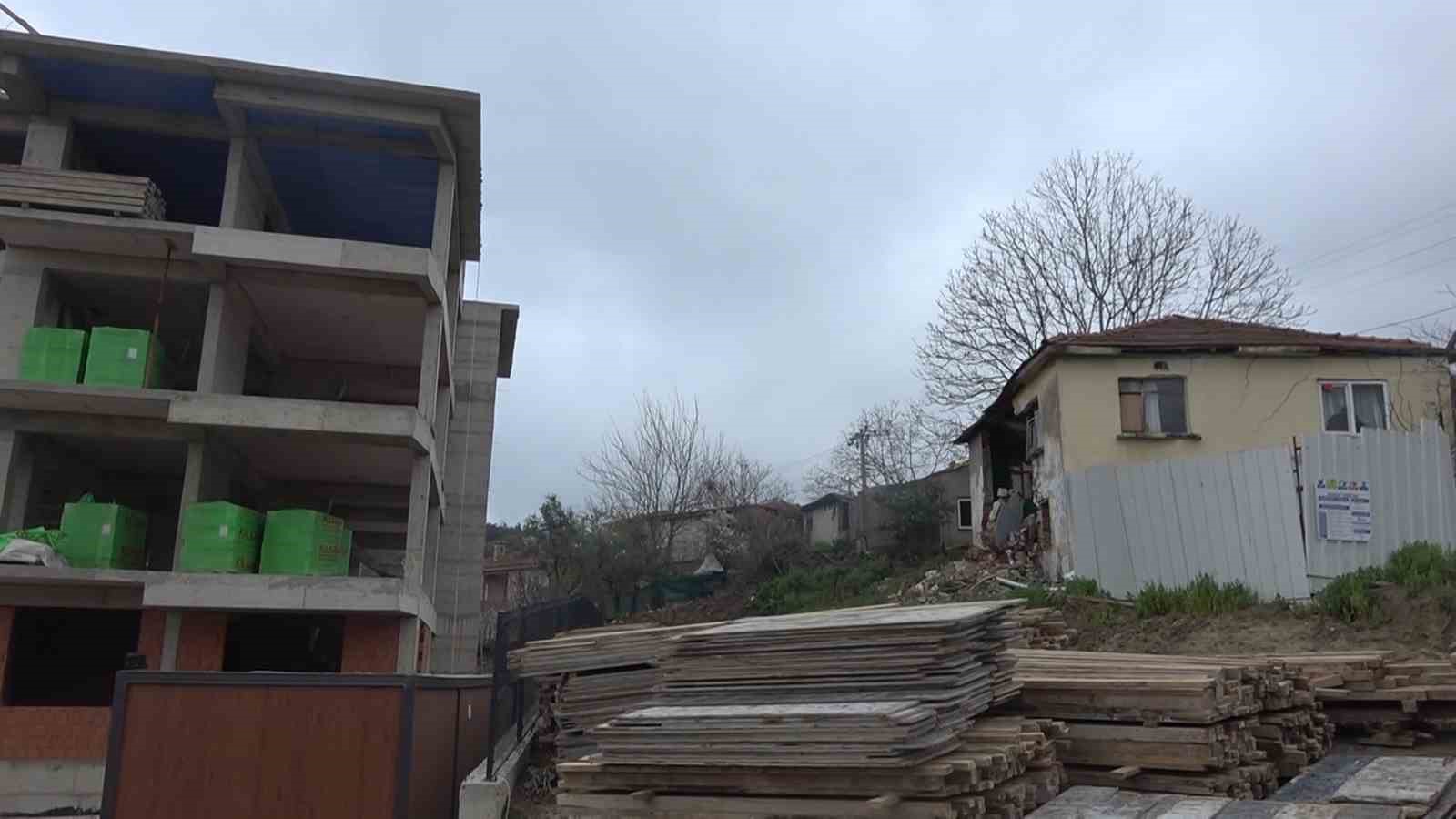 Yan parseldeki inşaat nedeniyle evsiz kaldılar
