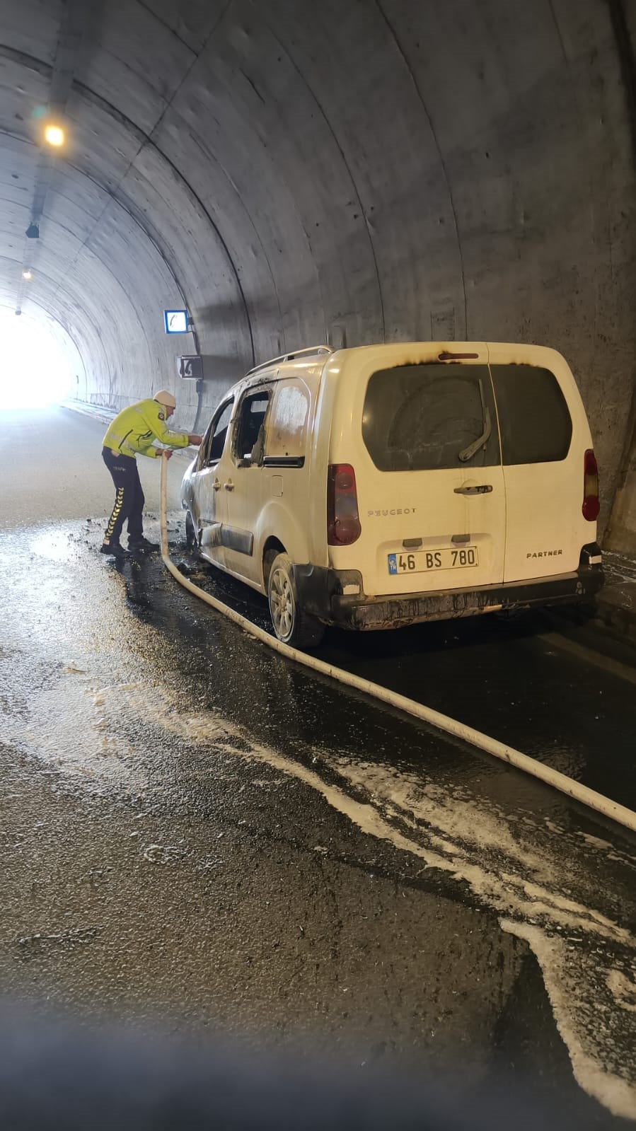 Yanan aracı trafik polisleri söndürdü
