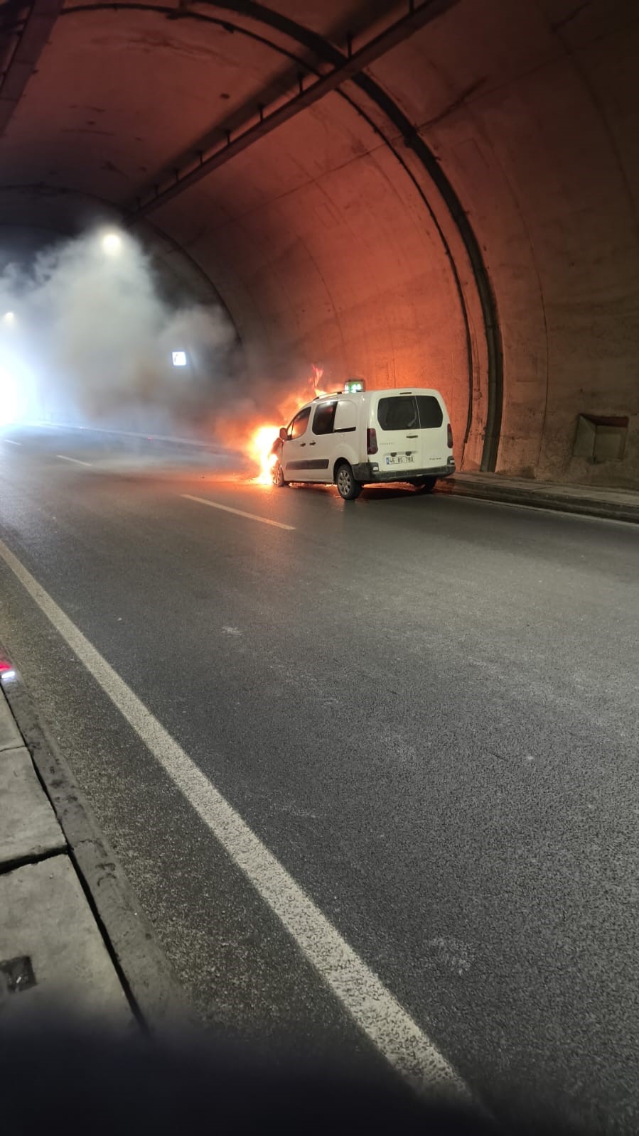 Yanan aracı trafik polisleri söndürdü
