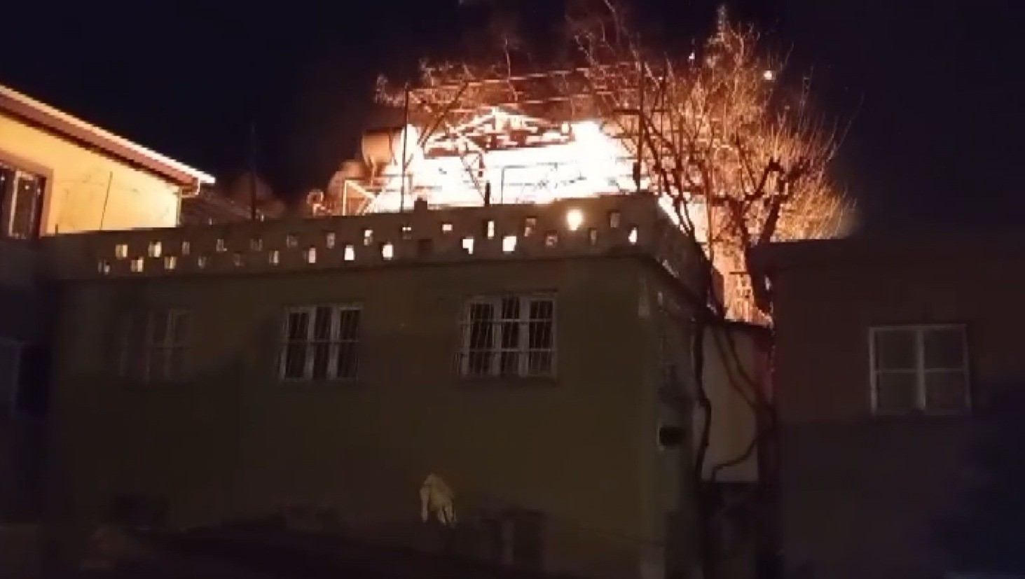 Yanan ev kullanılamaz hale geldi
