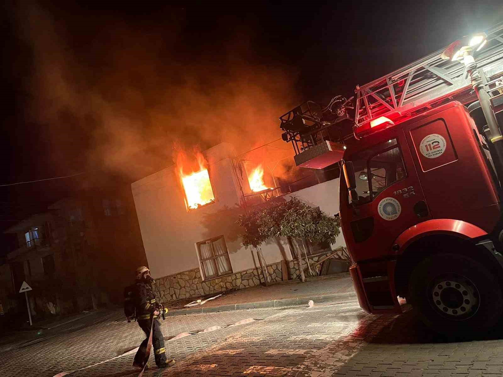 Yanan evde dumandan etkilenen iki çocuk hastaneye kaldırıldı
