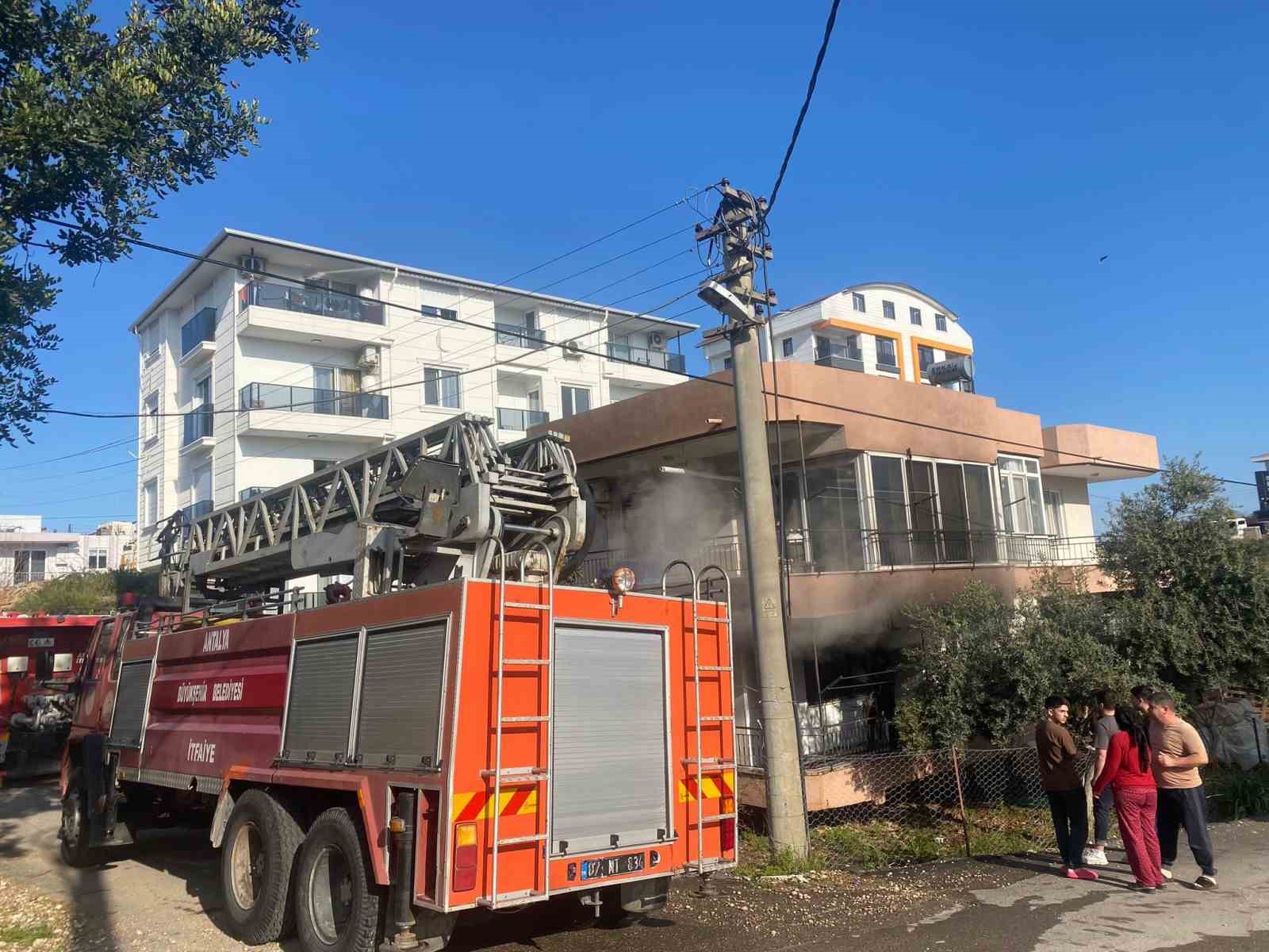 Yanan evden 4 yaşındaki yeğenini çıkarmak isterken yaralandı
