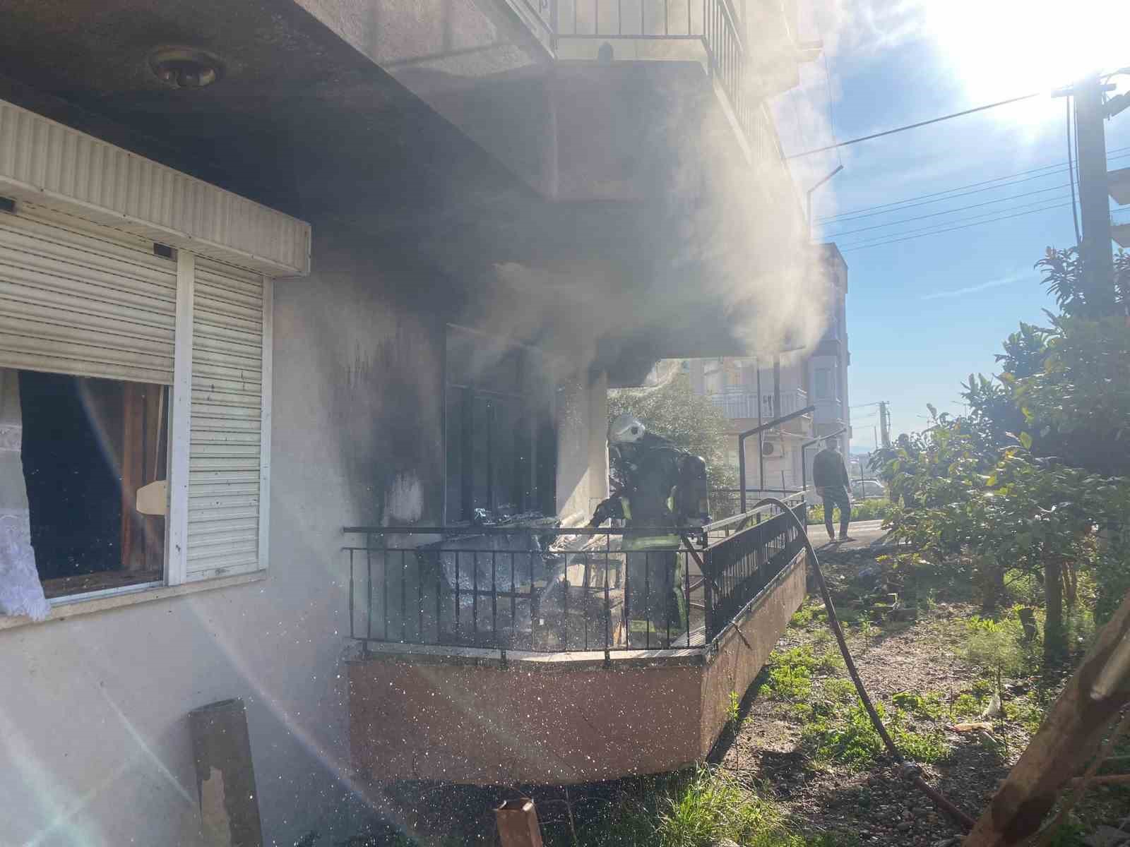 Yanan evden 4 yaşındaki yeğenini çıkarmak isterken yaralandı
