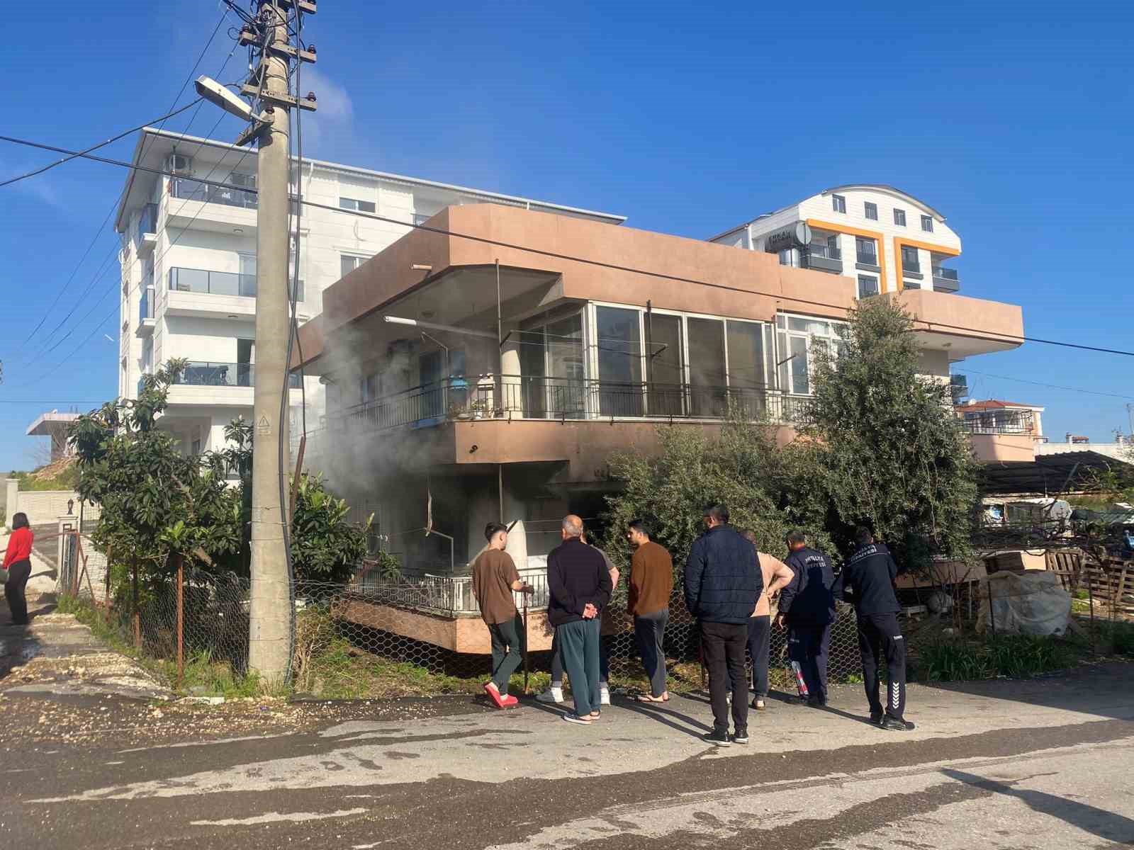 Yanan evden 4 yaşındaki yeğenini çıkarmak isterken yaralandı
