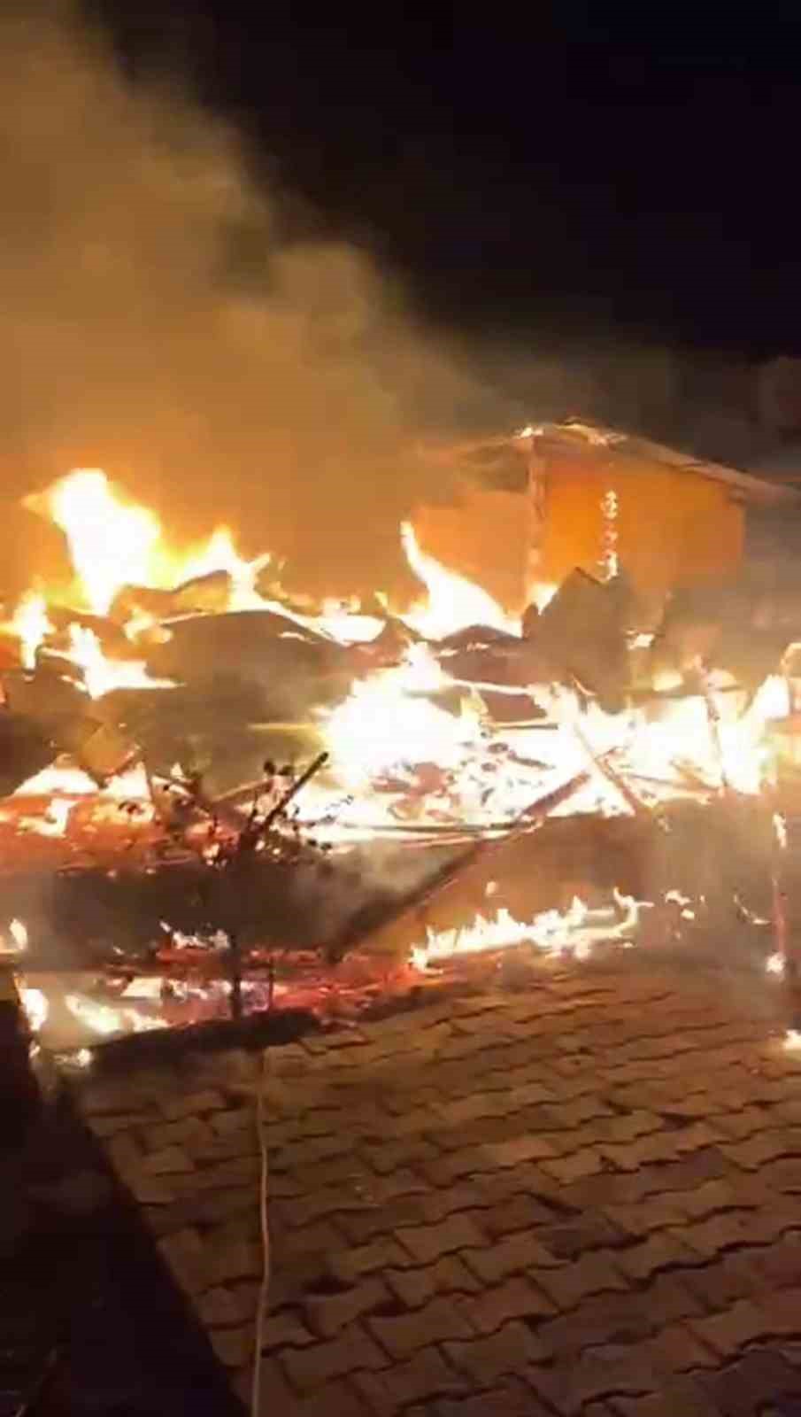 Yanan evden tabancasını almak isterken alevler içinde kalan emekli polis hayat mücadelesini kaybetti
