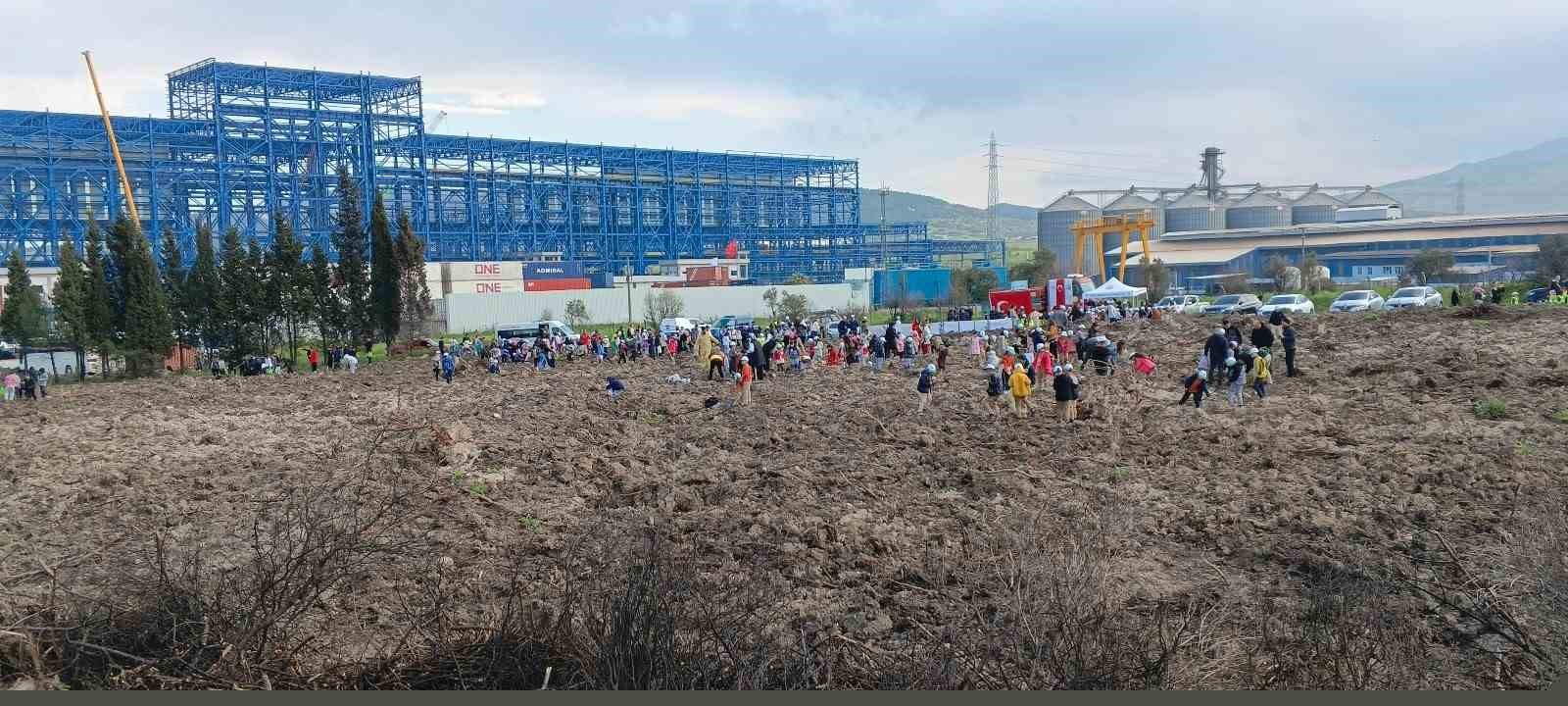 Yanan sahada geleceğe nefes: Aliağa’da yeni orman için ilk fidanlar dikildi
