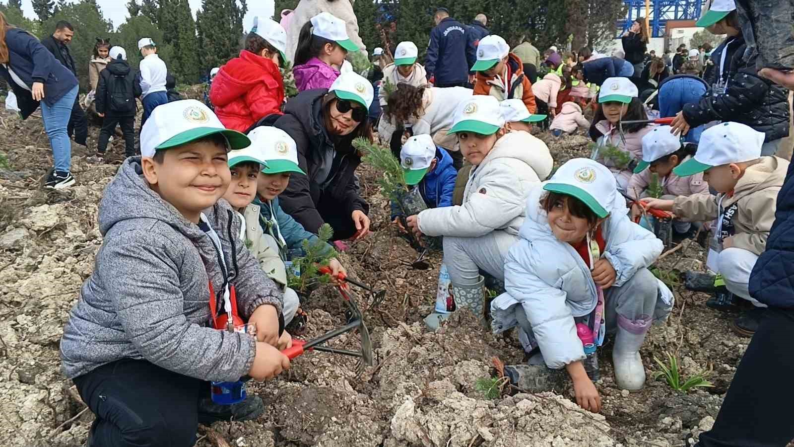 Yanan sahada geleceğe nefes: Aliağa’da yeni orman için ilk fidanlar dikildi
