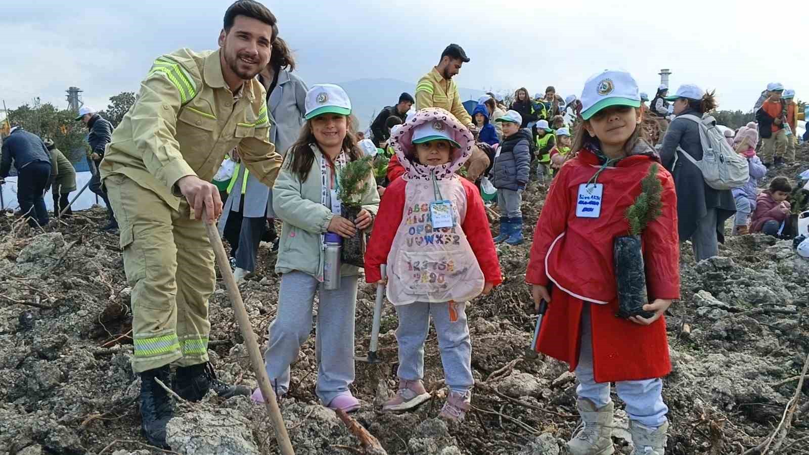 Yanan sahada geleceğe nefes: Aliağa’da yeni orman için ilk fidanlar dikildi
