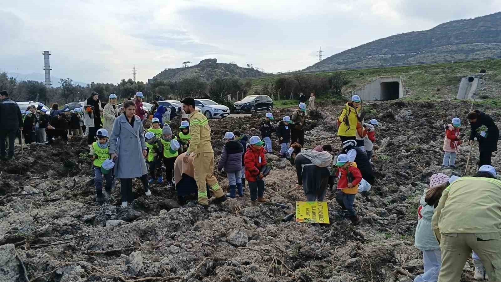 Yanan sahada geleceğe nefes: Aliağa’da yeni orman için ilk fidanlar dikildi
