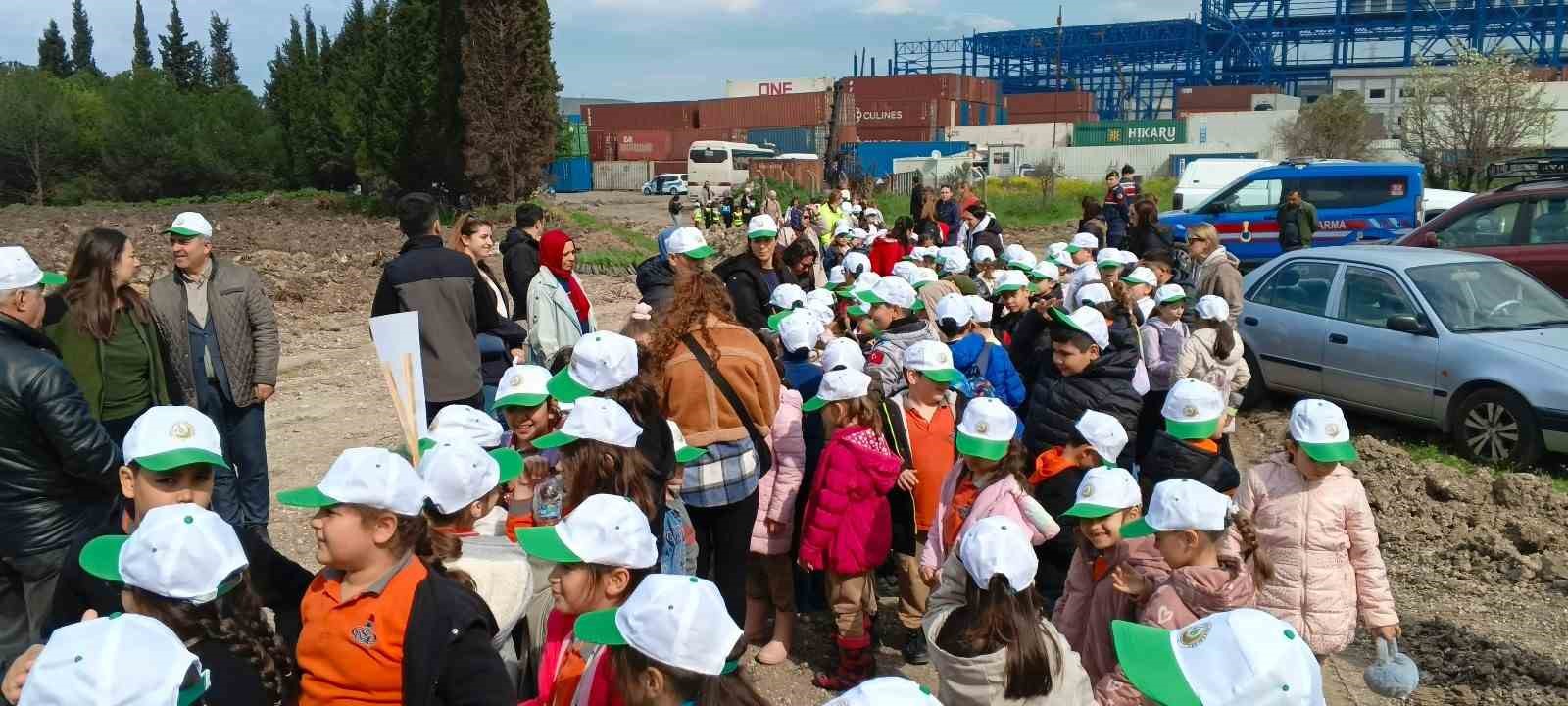 Yanan sahada geleceğe nefes: Aliağa’da yeni orman için ilk fidanlar dikildi
