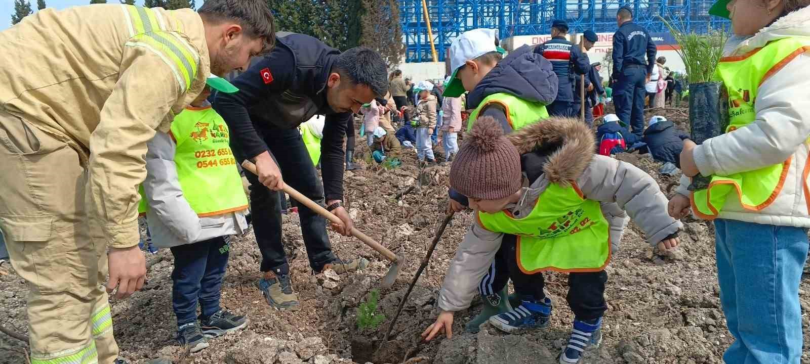 Yanan sahada geleceğe nefes: Aliağa’da yeni orman için ilk fidanlar dikildi
