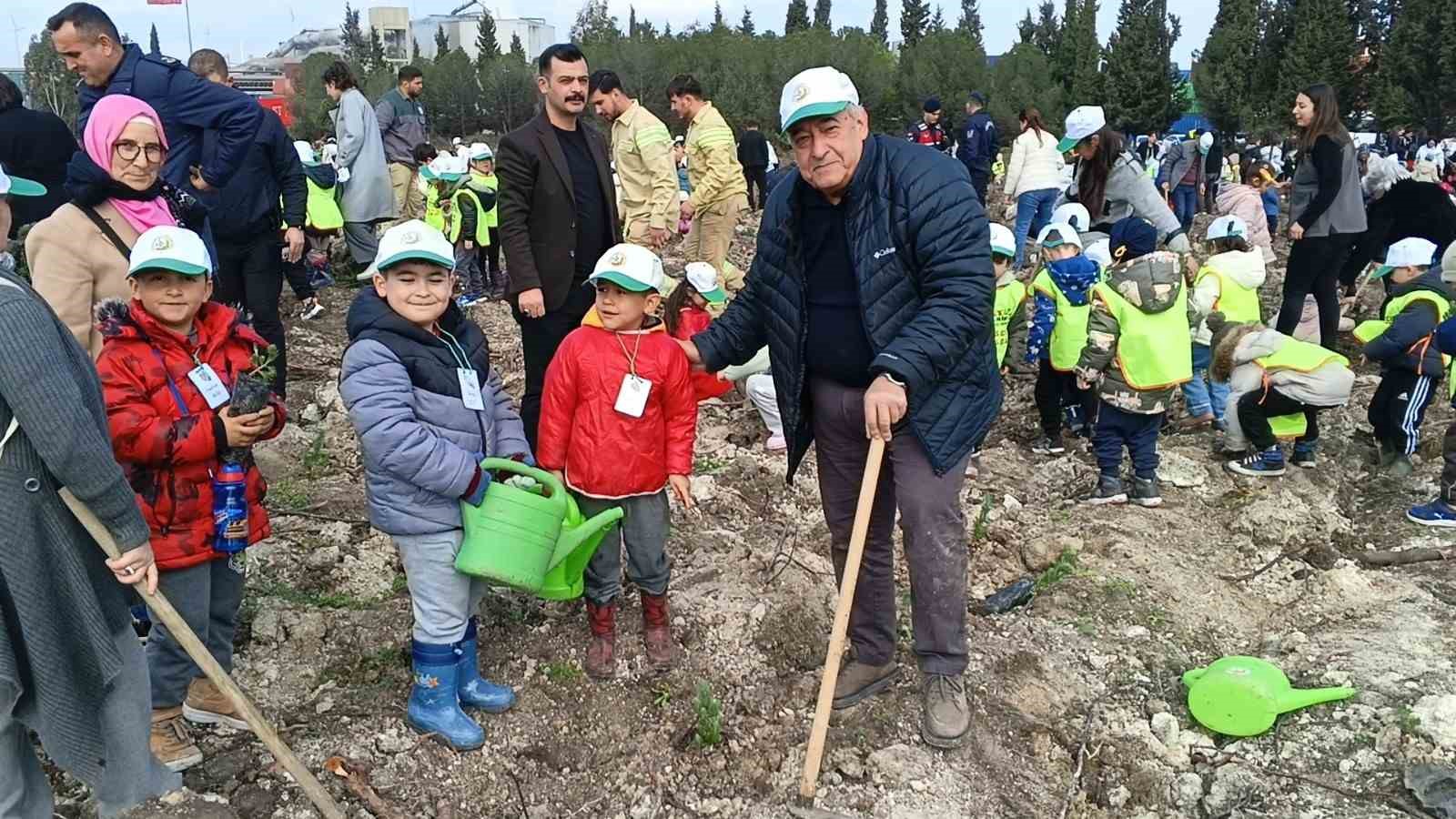 Yanan sahada geleceğe nefes: Aliağa’da yeni orman için ilk fidanlar dikildi
