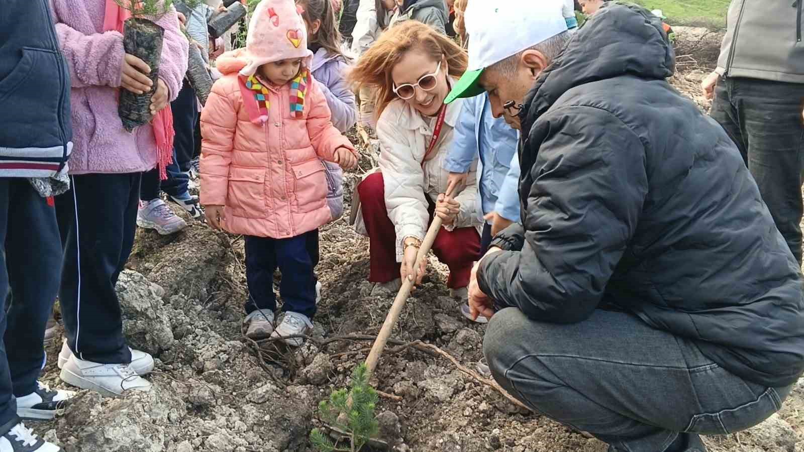 Yanan sahada geleceğe nefes: Aliağa’da yeni orman için ilk fidanlar dikildi
