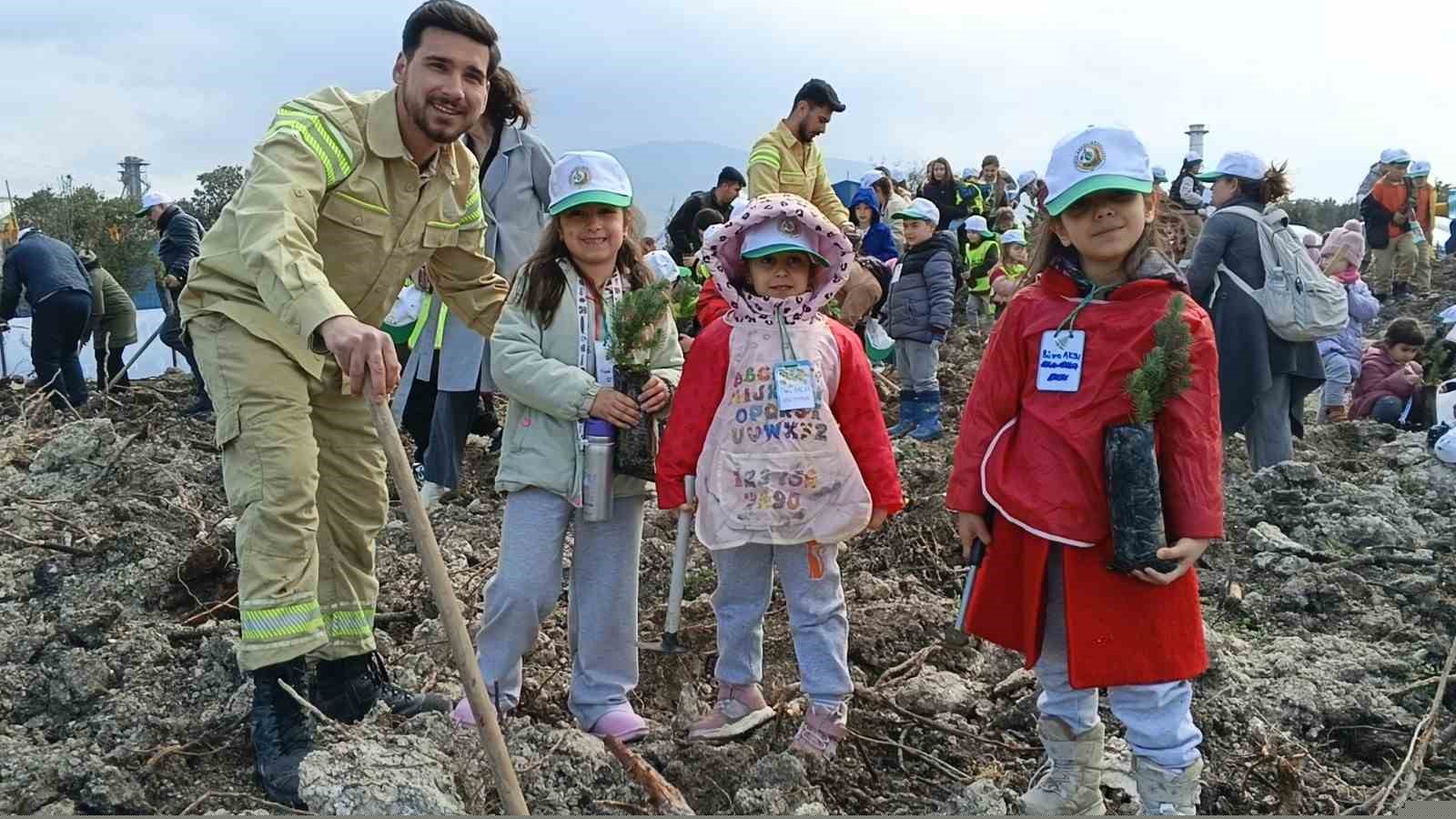 Yanan sahada geleceğe nefes: Aliağa’da yeni orman için ilk fidanlar dikildi
