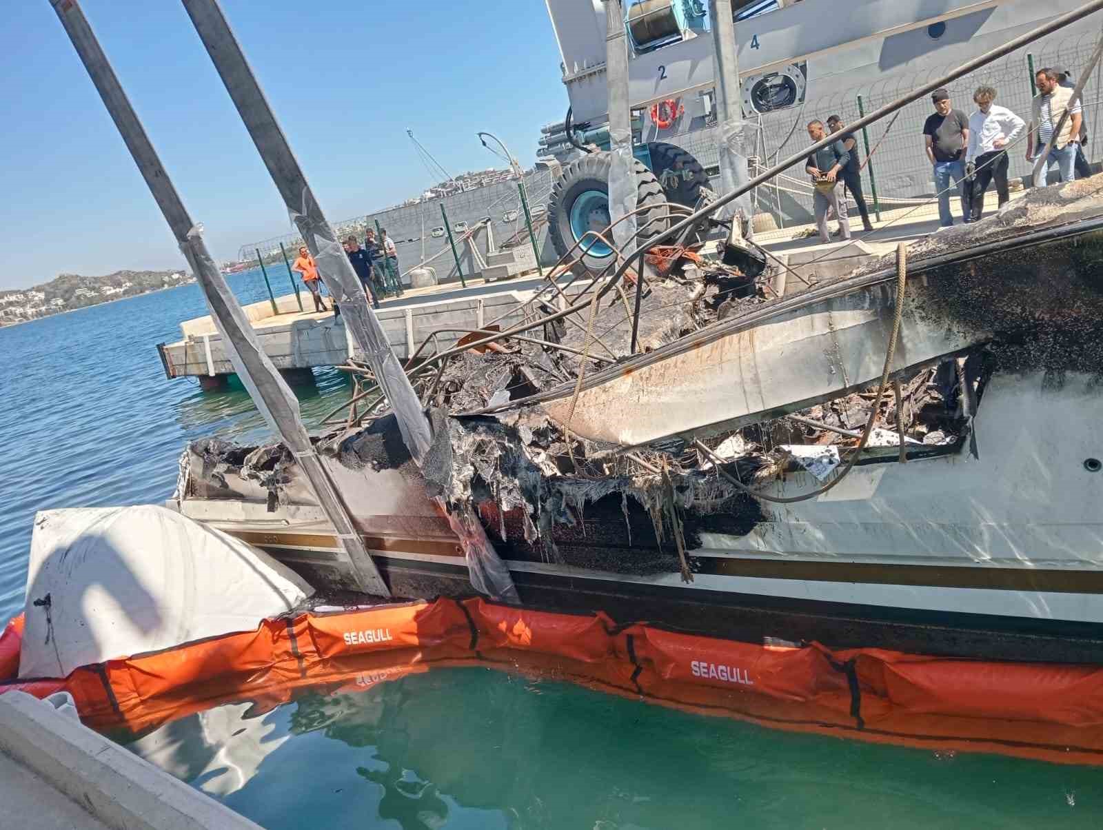 Yanan teknelerin enkazları kaldırılıyor
