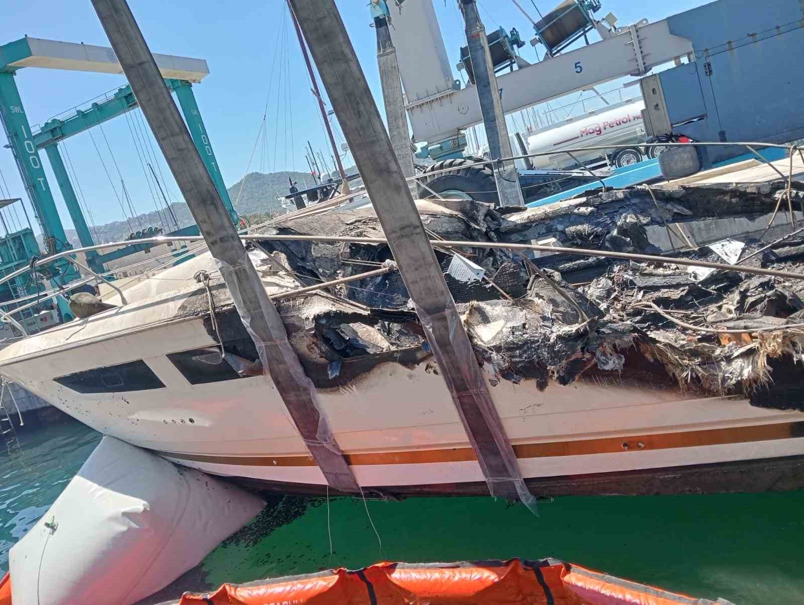 Yanan teknelerin enkazları kaldırılıyor
