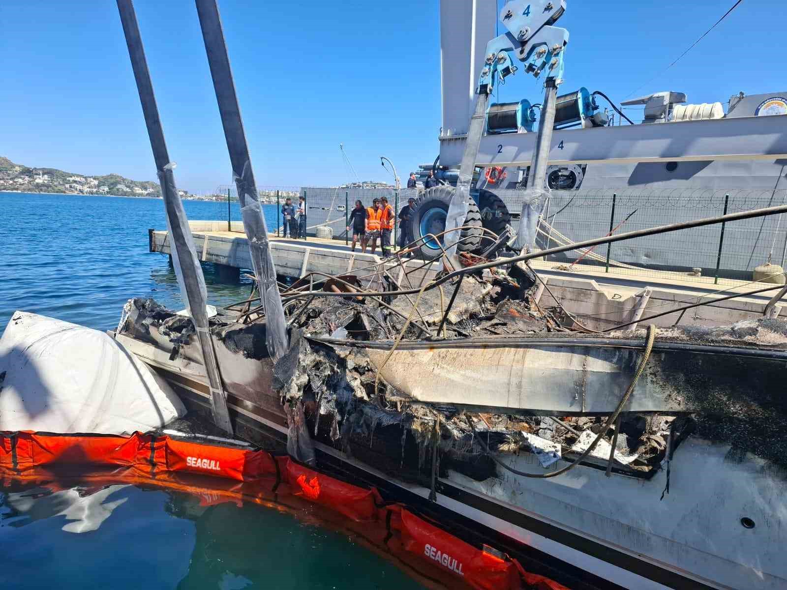 Yanan teknelerin enkazları kaldırılıyor
