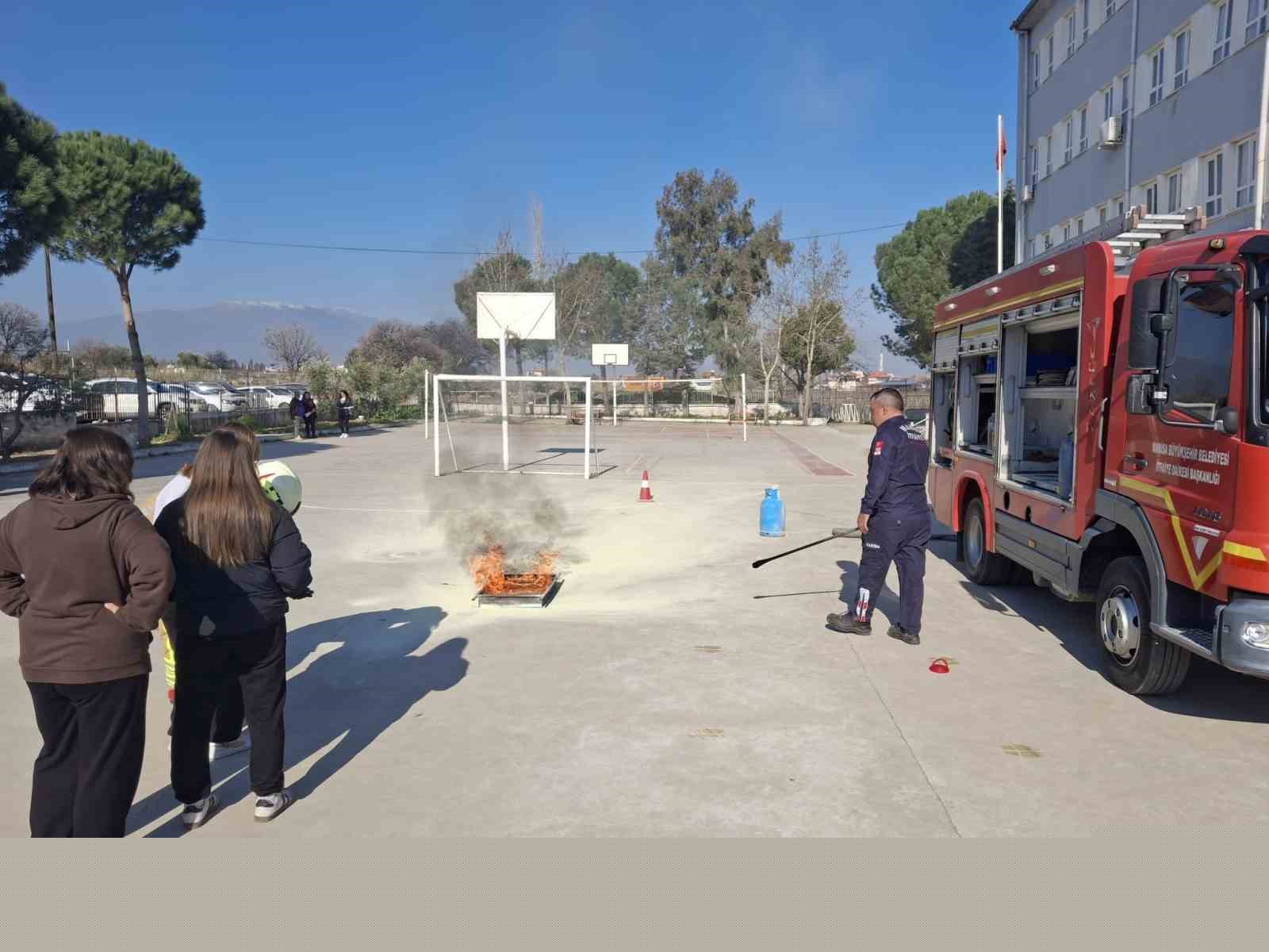 Yangın anı okulda tatbikatla canlandırıldı
