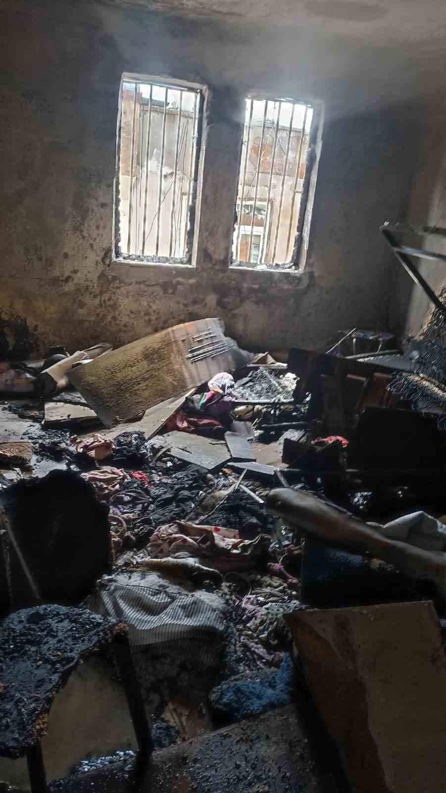 Yangın bir evi küle çevirdi
