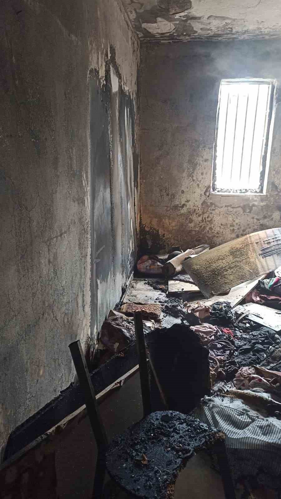 Yangın bir evi küle çevirdi
