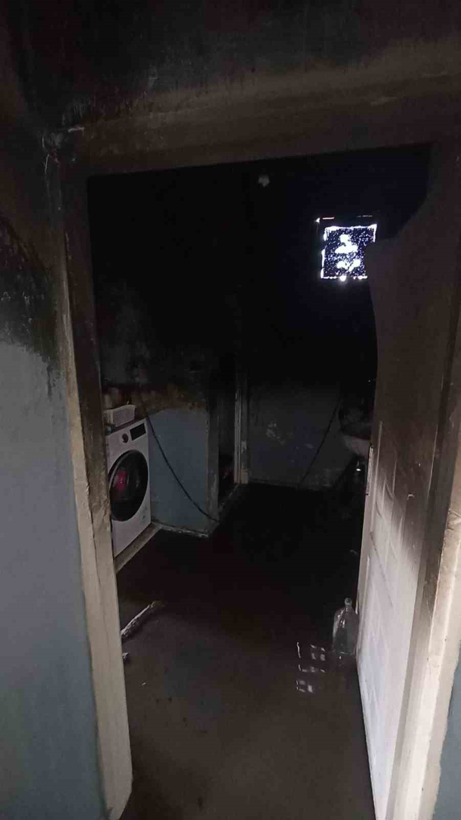 Yangın bir evi küle çevirdi
