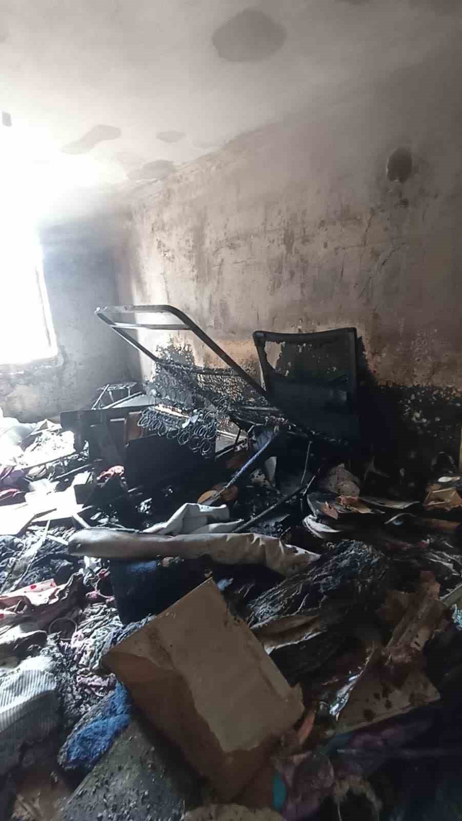 Yangın bir evi küle çevirdi
