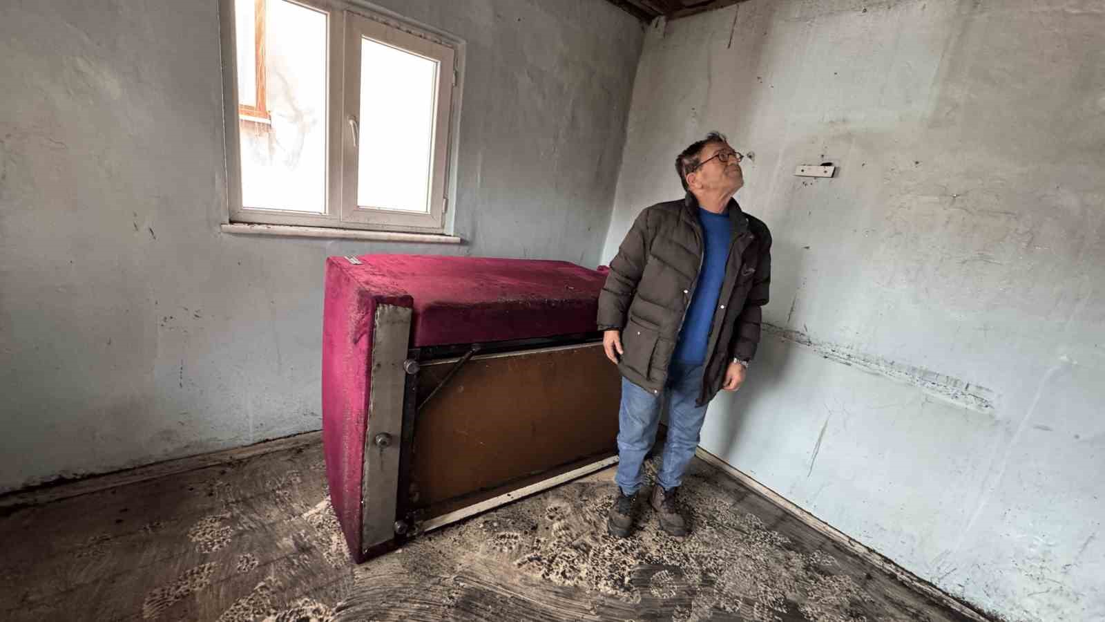 Yangın mağduru engelli vatandaş yardım bekliyor; "İğneden ipliğe her şeyim yandı"
