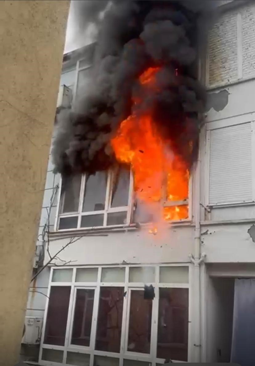 Yangın sırasında patlayan buzdolabı motoru evi harabeye çevirdi
