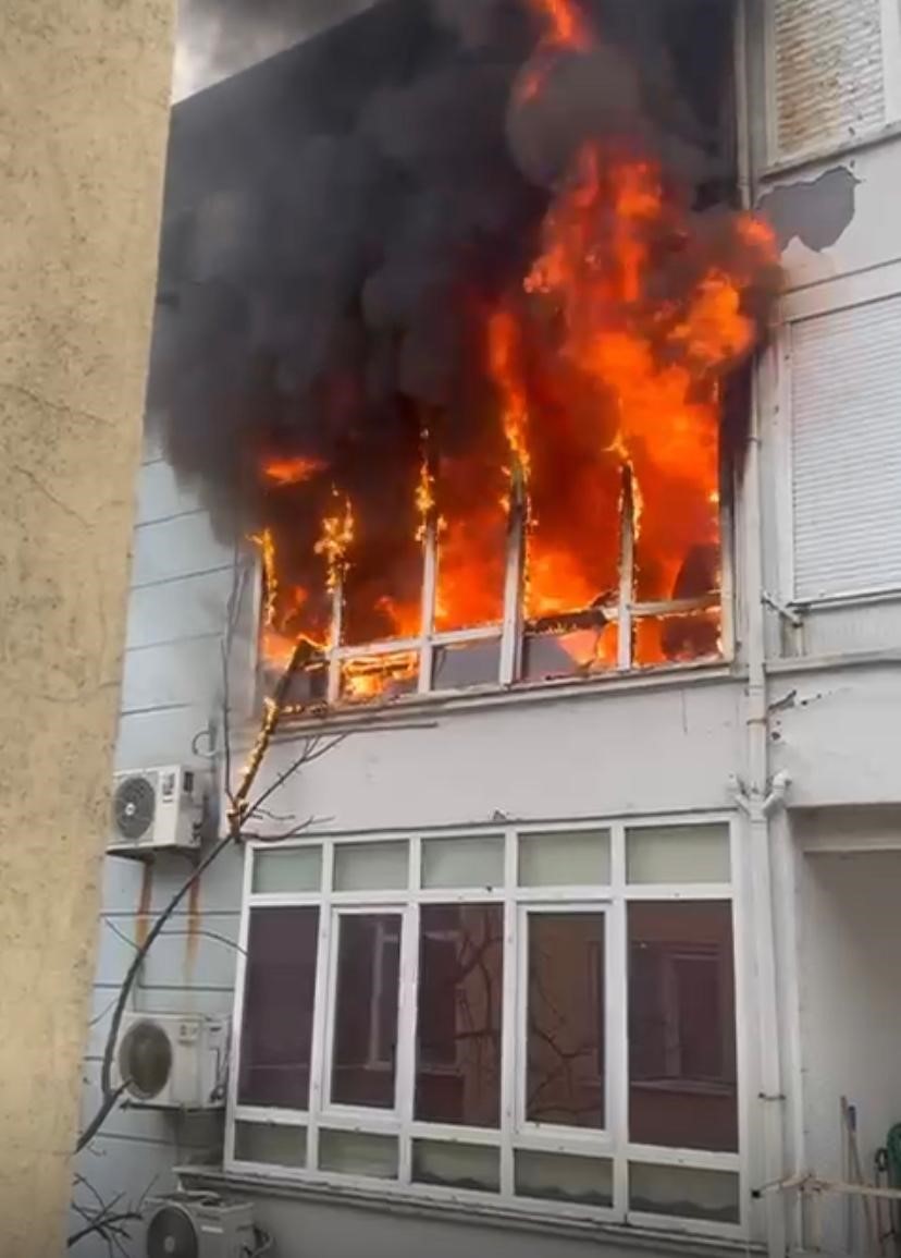 Yangın sırasında patlayan buzdolabı motoru evi harabeye çevirdi
