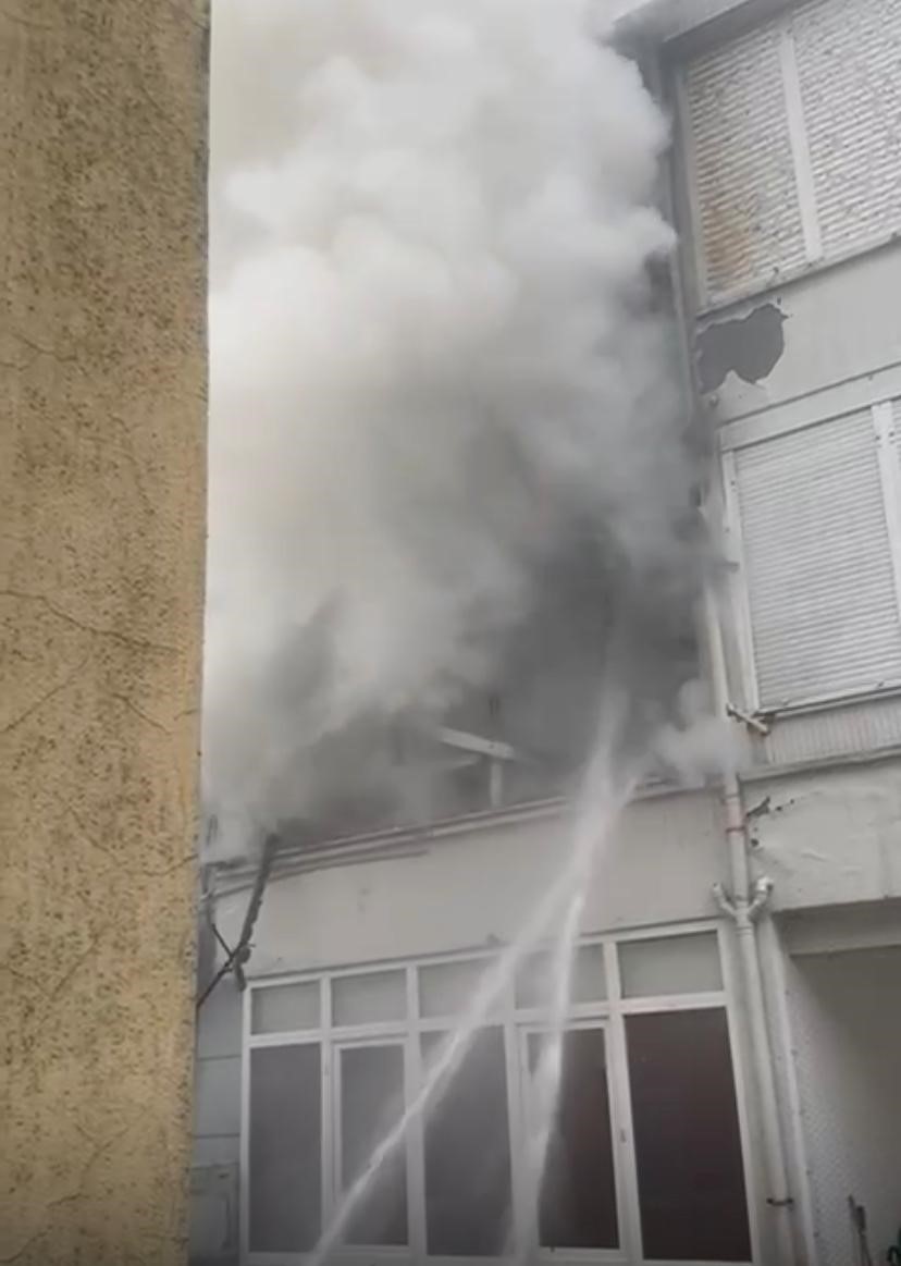 Yangın sırasında patlayan buzdolabı motoru evi harabeye çevirdi
