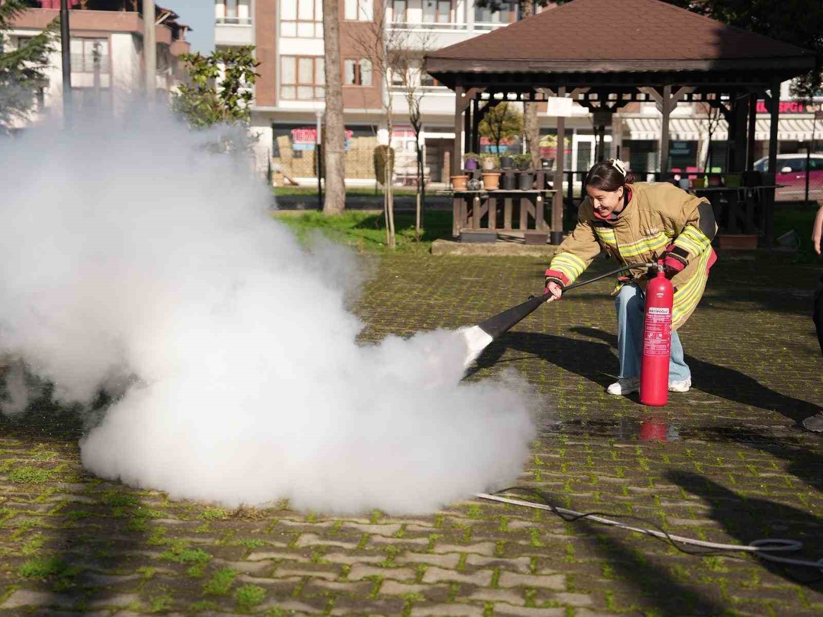 Yangına kadınlar yangın tüpüyle müdahale etti
