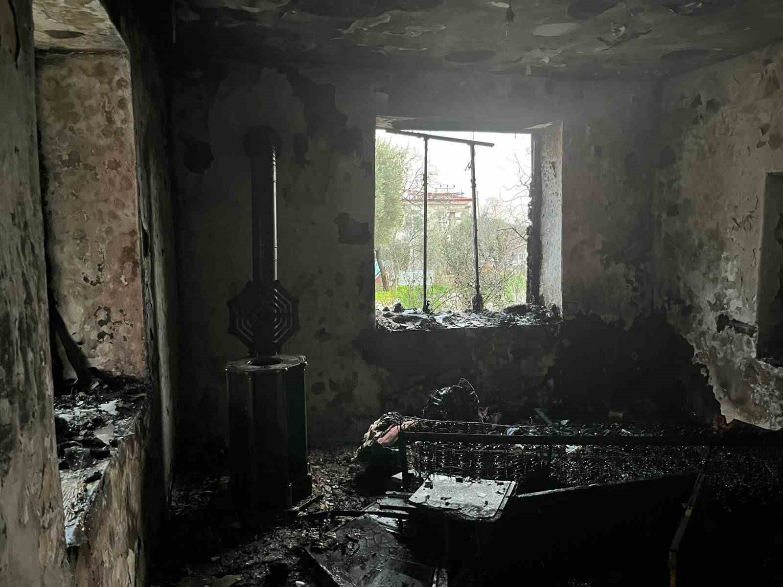 Yangına uykuda yakalanan yaşlı kadın hastaneye kaldırıldı
