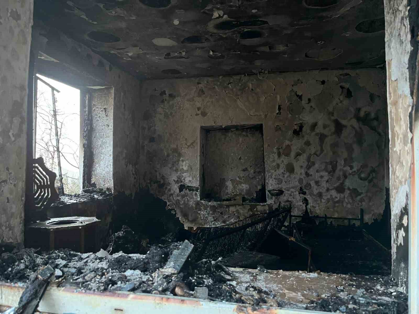 Yangına uykuda yakalanan yaşlı kadın hastaneye kaldırıldı
