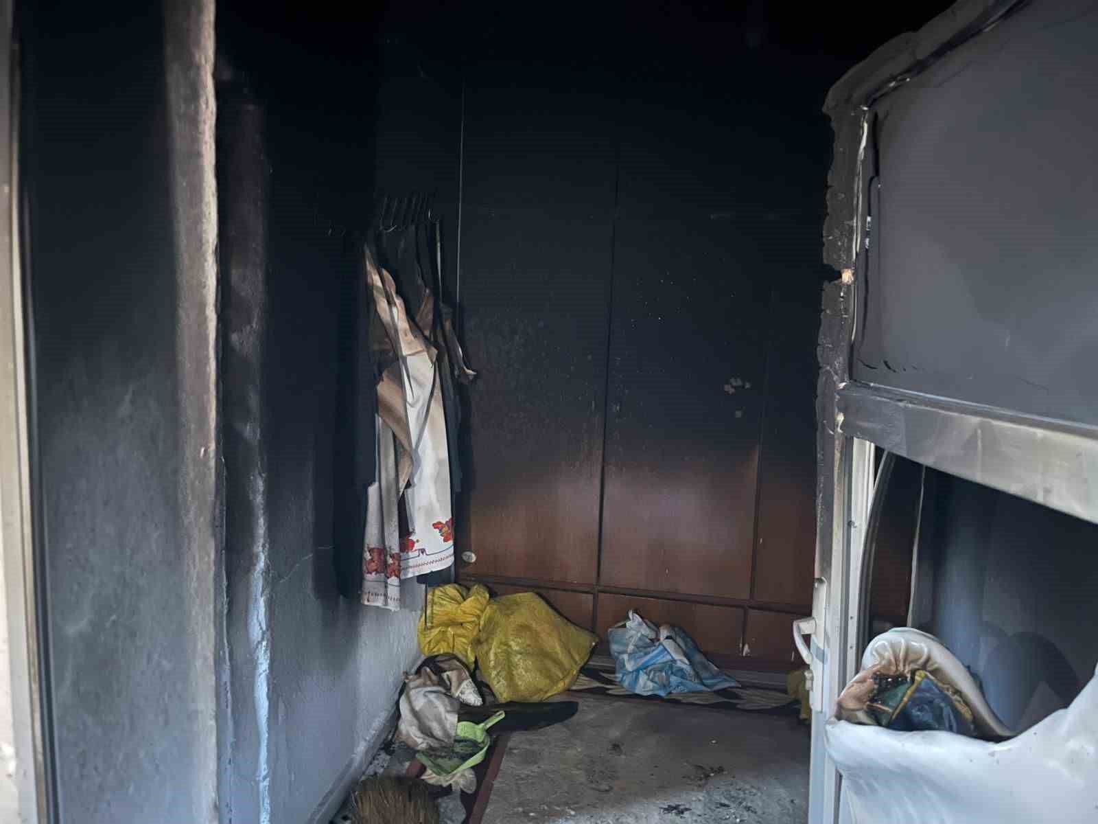 Yangına uykuda yakalanan yaşlı kadın hastaneye kaldırıldı
