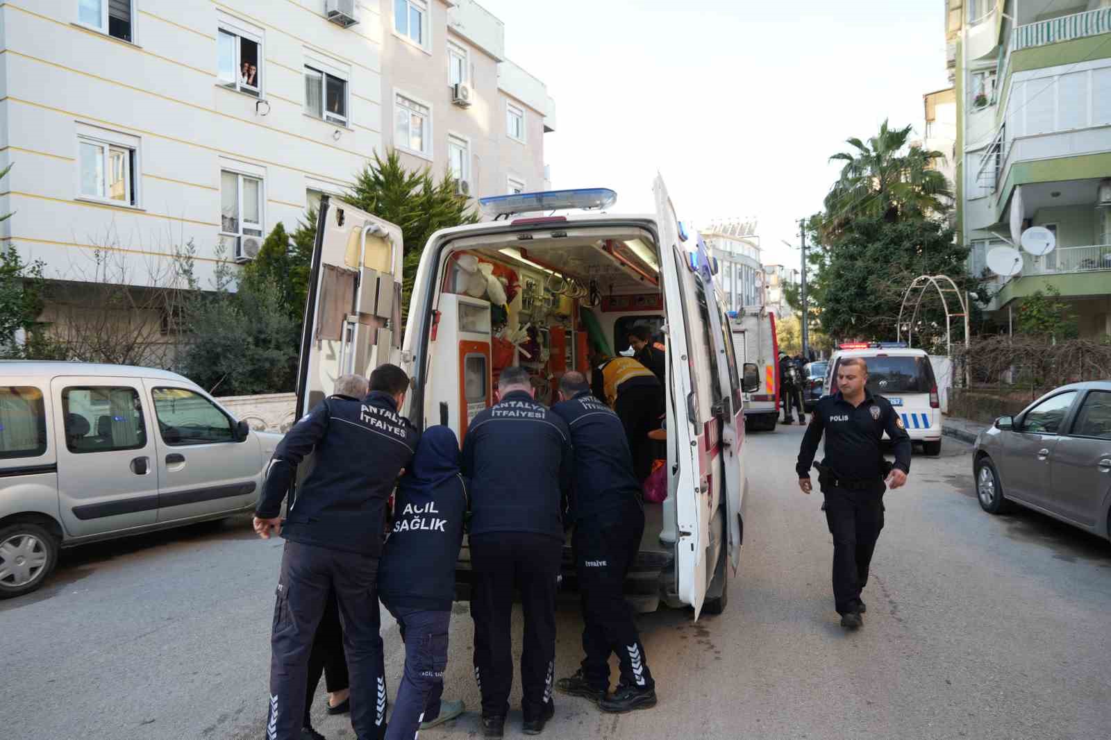 Yangına uykuda yakalandı, alevlere müdahale ederken yaralandı
