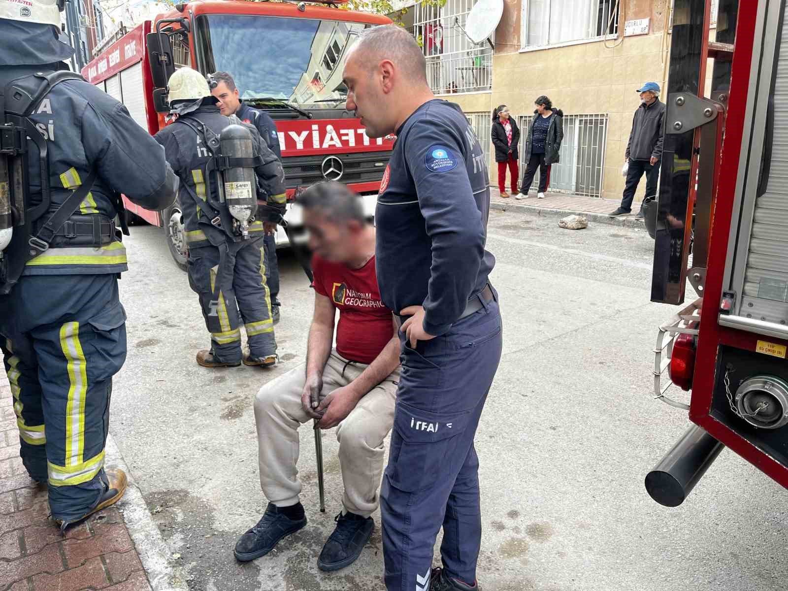 Yangına uykuda yakalanıp dumandan etkilendi, tedaviye güçlükle ikna edildi

