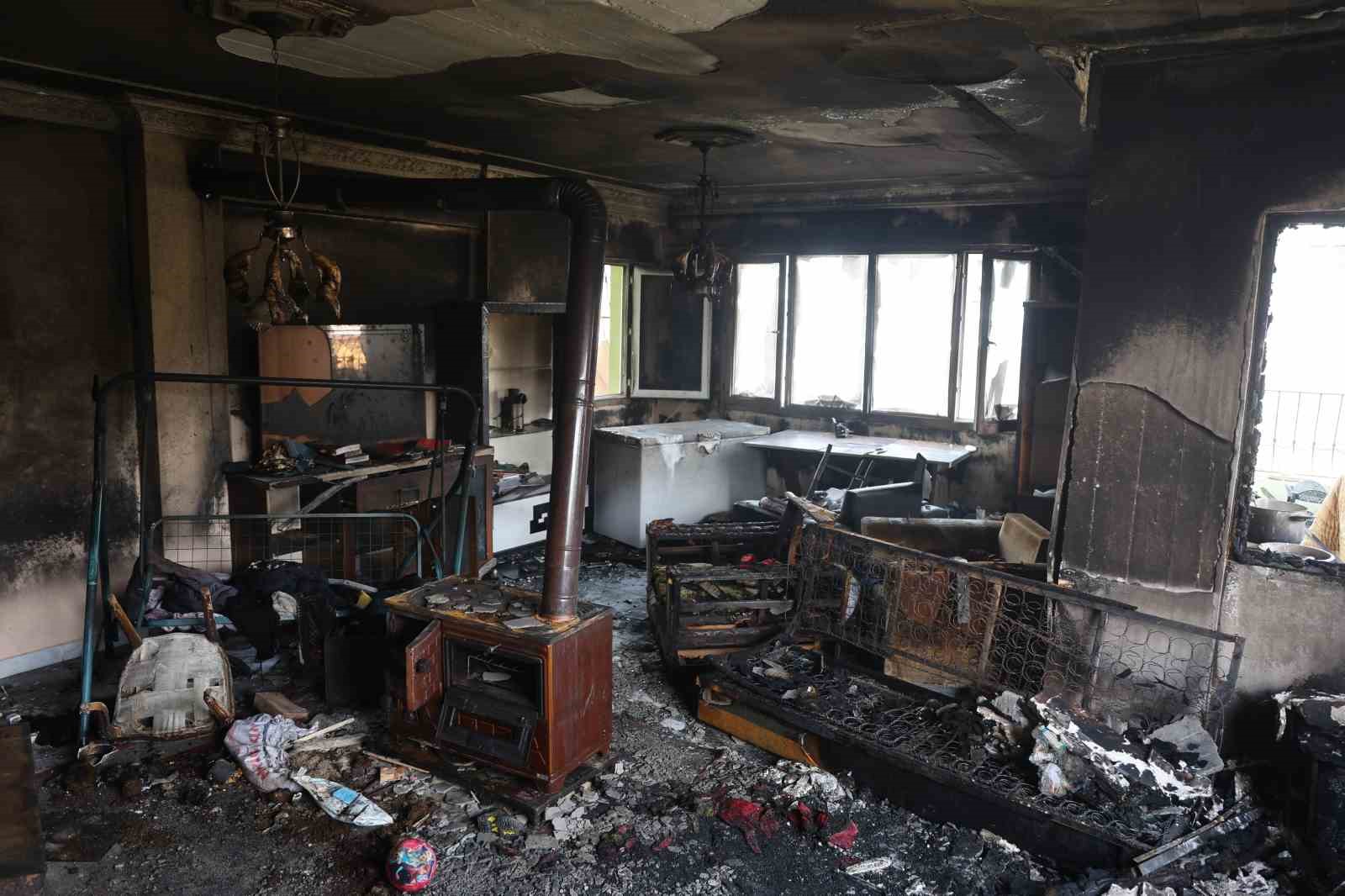 Yangında 4 çocuğuyla birlikte felaketi yaşayan annenin tek başına verdiği emek küle döndü
