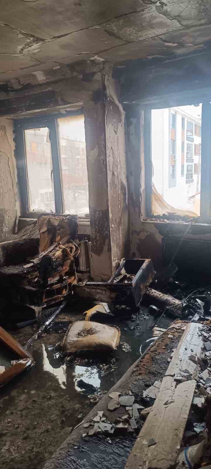 Yangında dumandan etkilenen 3 kişi hastaneye kaldırıldı
