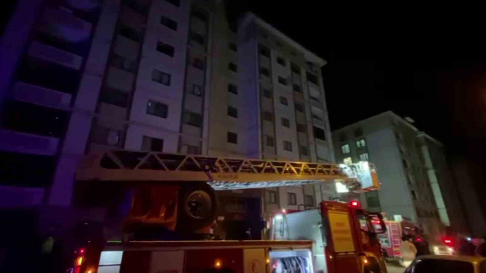 Yangında evdeki tüp patladı: Binada mahsur kalan 13 kişiyi itfaiye ekipleri kurtardı
