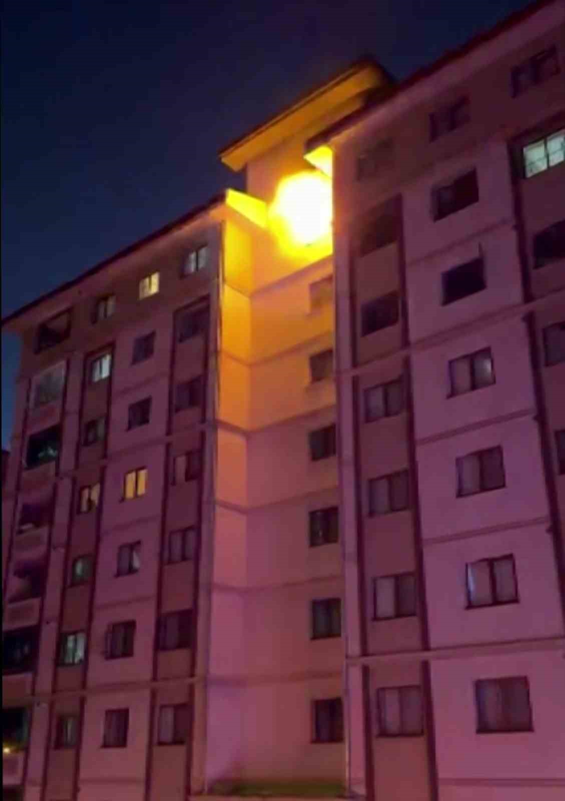 Yangında evdeki tüp patladı: Binada mahsur kalan 13 kişiyi itfaiye ekipleri kurtardı
