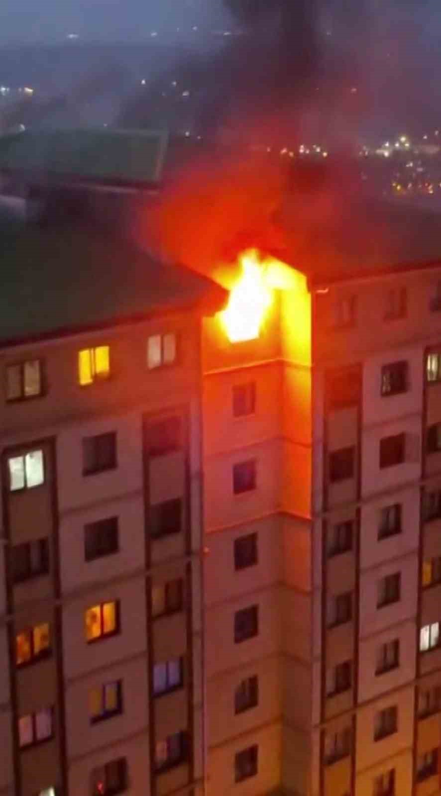 Yangında evdeki tüp patladı: Binada mahsur kalan 13 kişiyi itfaiye ekipleri kurtardı
